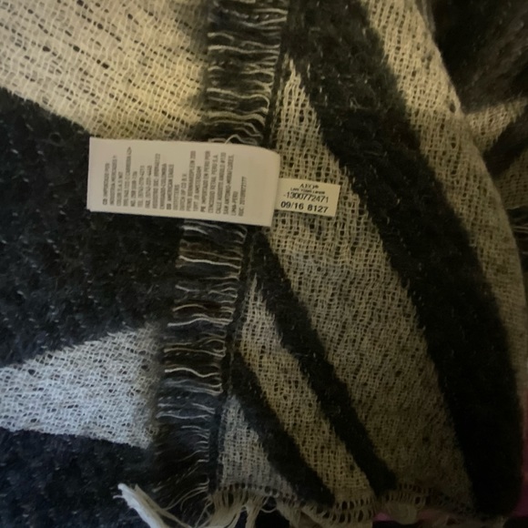 SOLD✔️Aeropostale Black & Gray Blanket  Scarf - Picture 2 of 5